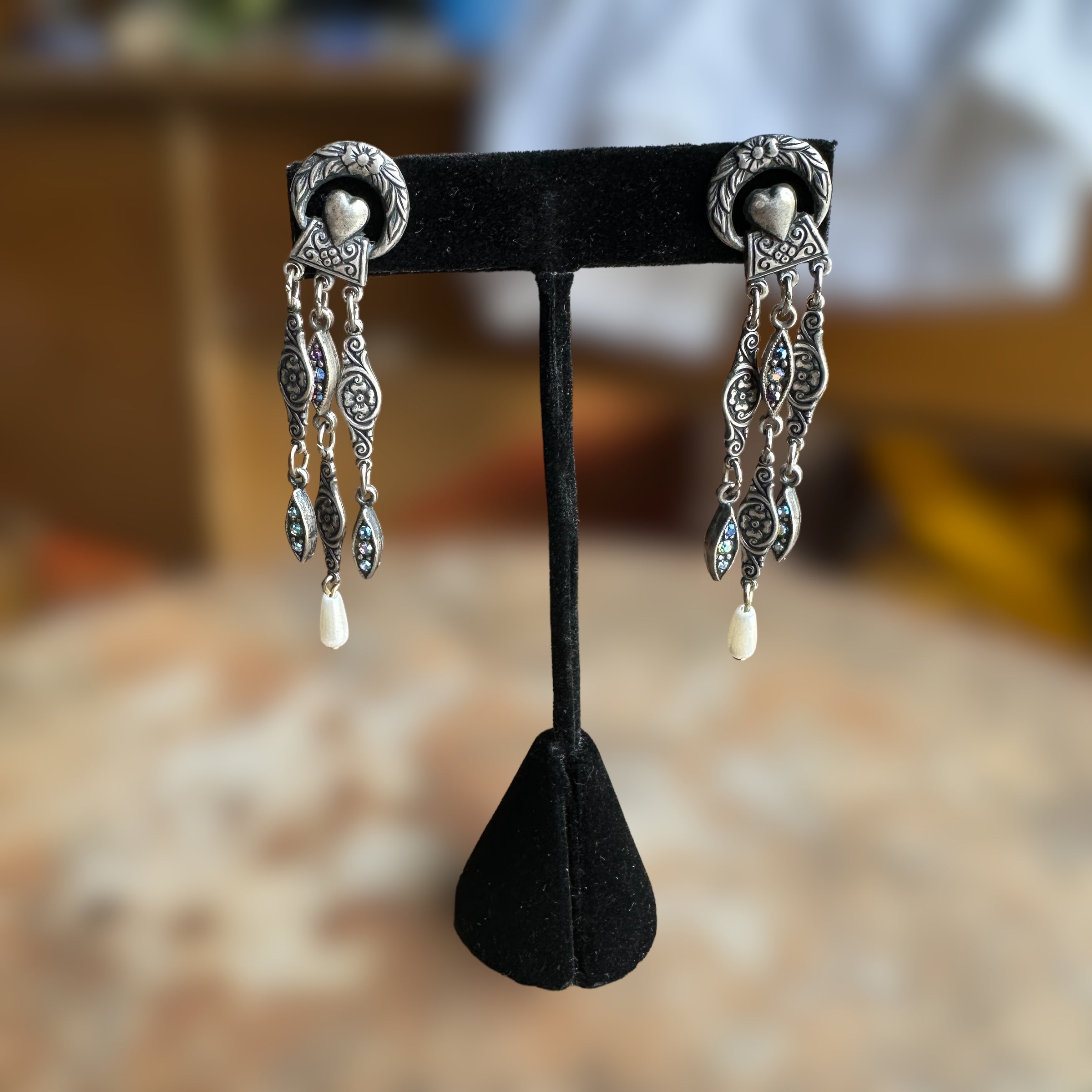 Super cute vintage silver-tone dangle earrings with faux pearl drop