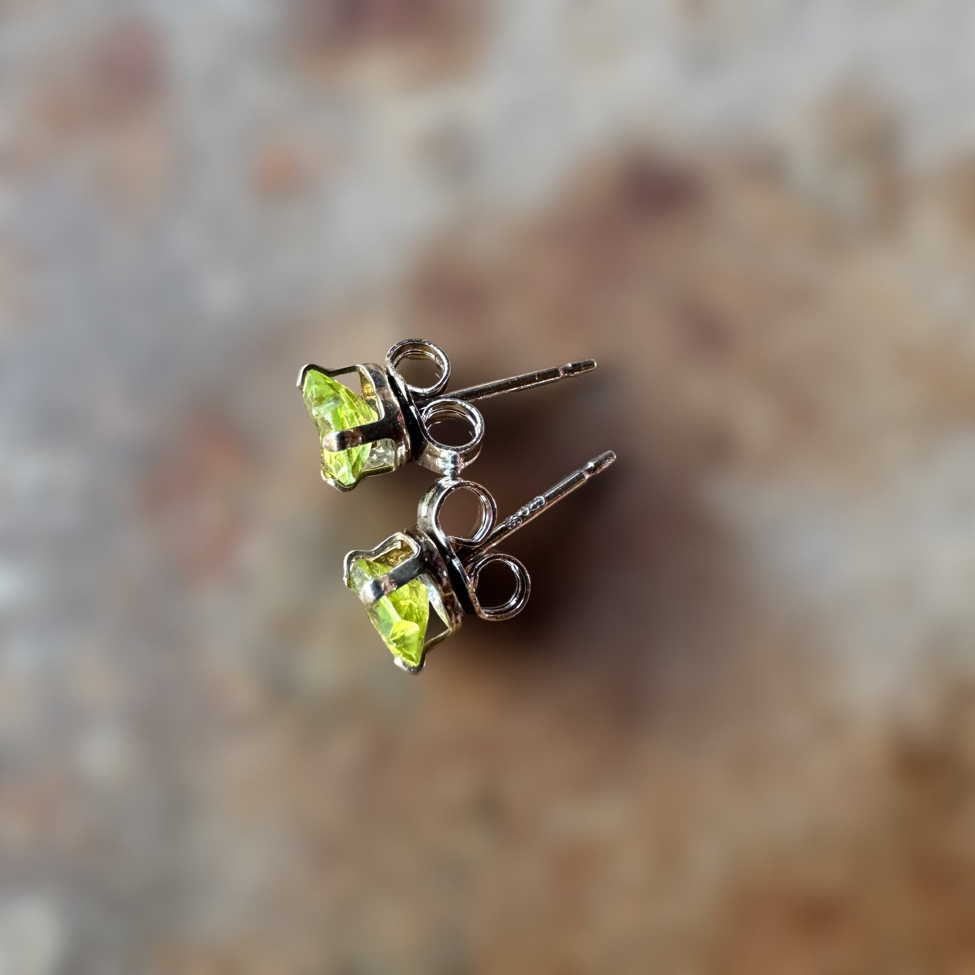 heart cut peridot studs in sterling silver 925