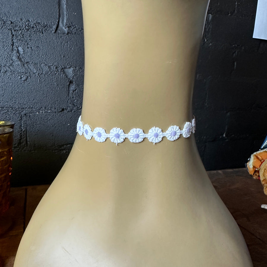 white and lavendar daisy chain lace choker